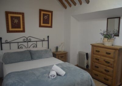 Dormitorio con cama de matrimonio en la planta alta de la casa rural
