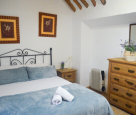 Dormitorio con cama de matrimonio en la planta alta de la casa rural