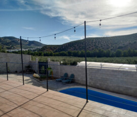 Piscina y terraza con vistas a los olivares de la Subbética cordobesa