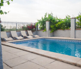 Piscina de la casa rural con piscina en Córdoba