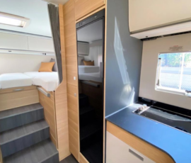 Interior de la Autocaravana Sol: dormitorio y armario