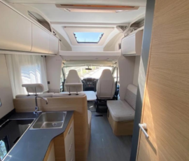 Interior de la Autocaravana Sol: cocina y cabina